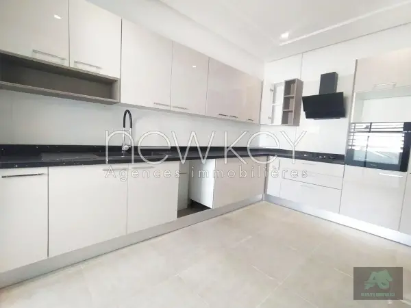 Un Appartement S+3 avec terrasse à vendre à La Soukra