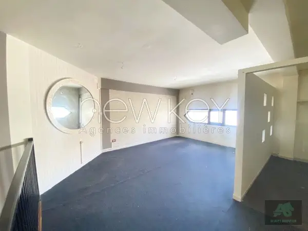 Local commercial en duplex aux Berges du Lac 1