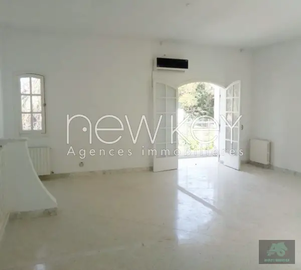 Une grande villa S+4 à louer à La Soukra