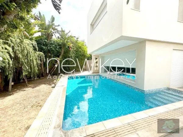 Villa avec piscine et jardin à vendre aux Berges du Lac 2