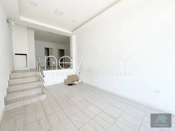 Local commercial de 44m² à louer au Lac 2