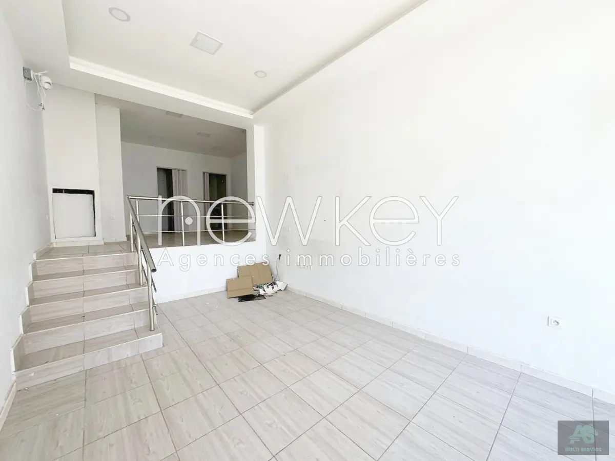 Local commercial de 44m² à louer au Lac 2