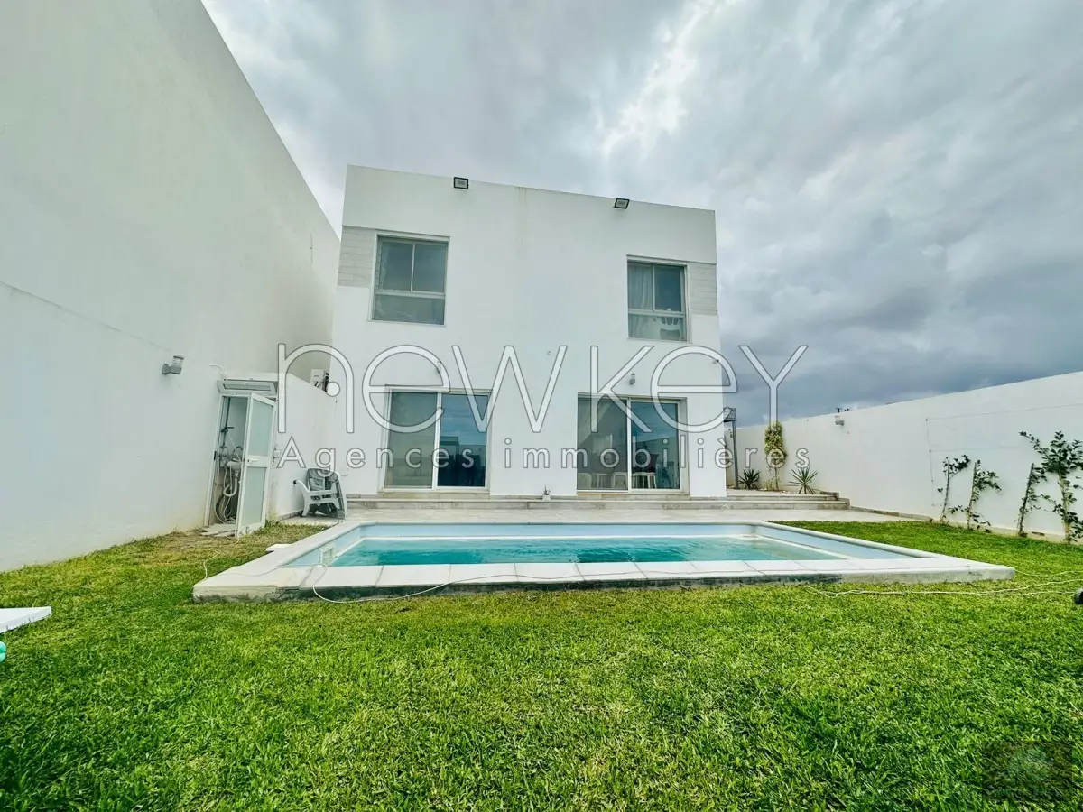 Une Belle Villa avec piscine à louer à La Soukra