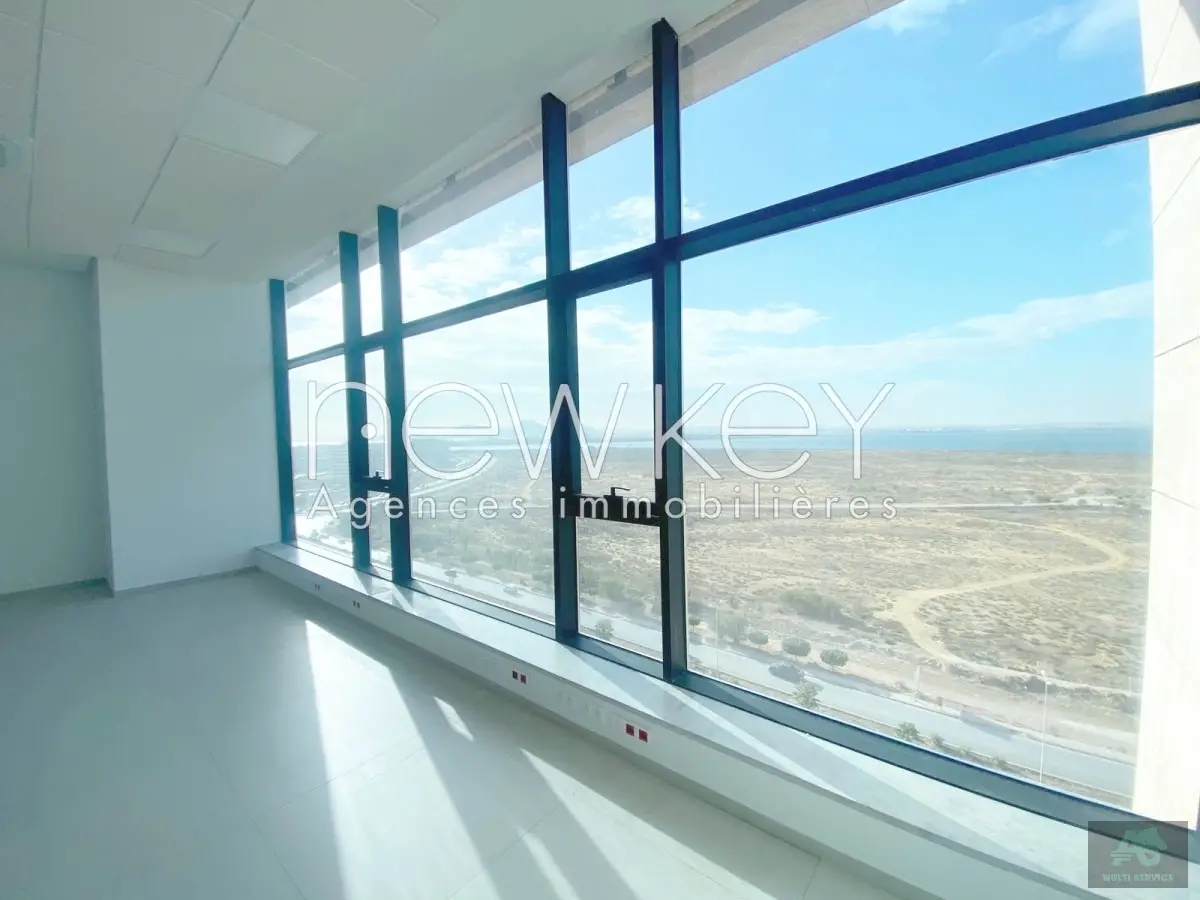 Un étage de bureaux neuf vue lac à louer