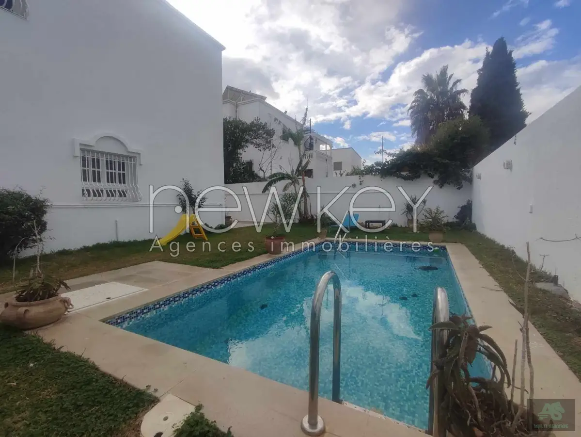 Une Villa S+5 avec piscine à La Soukra