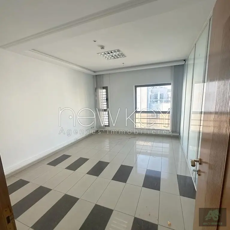 Etage de bureaux de 700m² à louer aux Berges du Lac 1