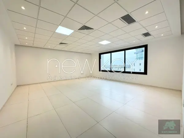 Bureau open-space de 293m² à louer au Lac 2