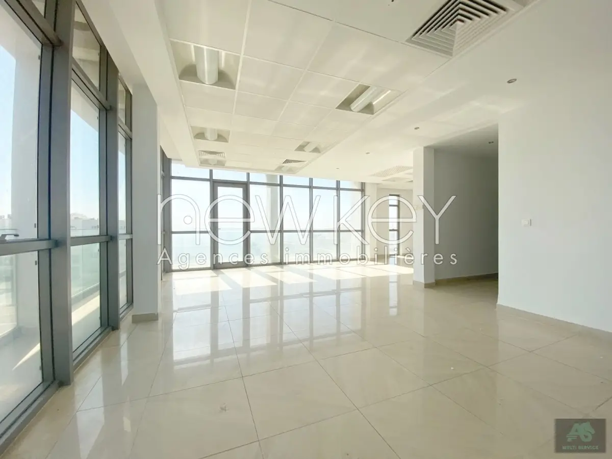 Etages de bureaux de 973m² à louer aux Berges du Lac 1
