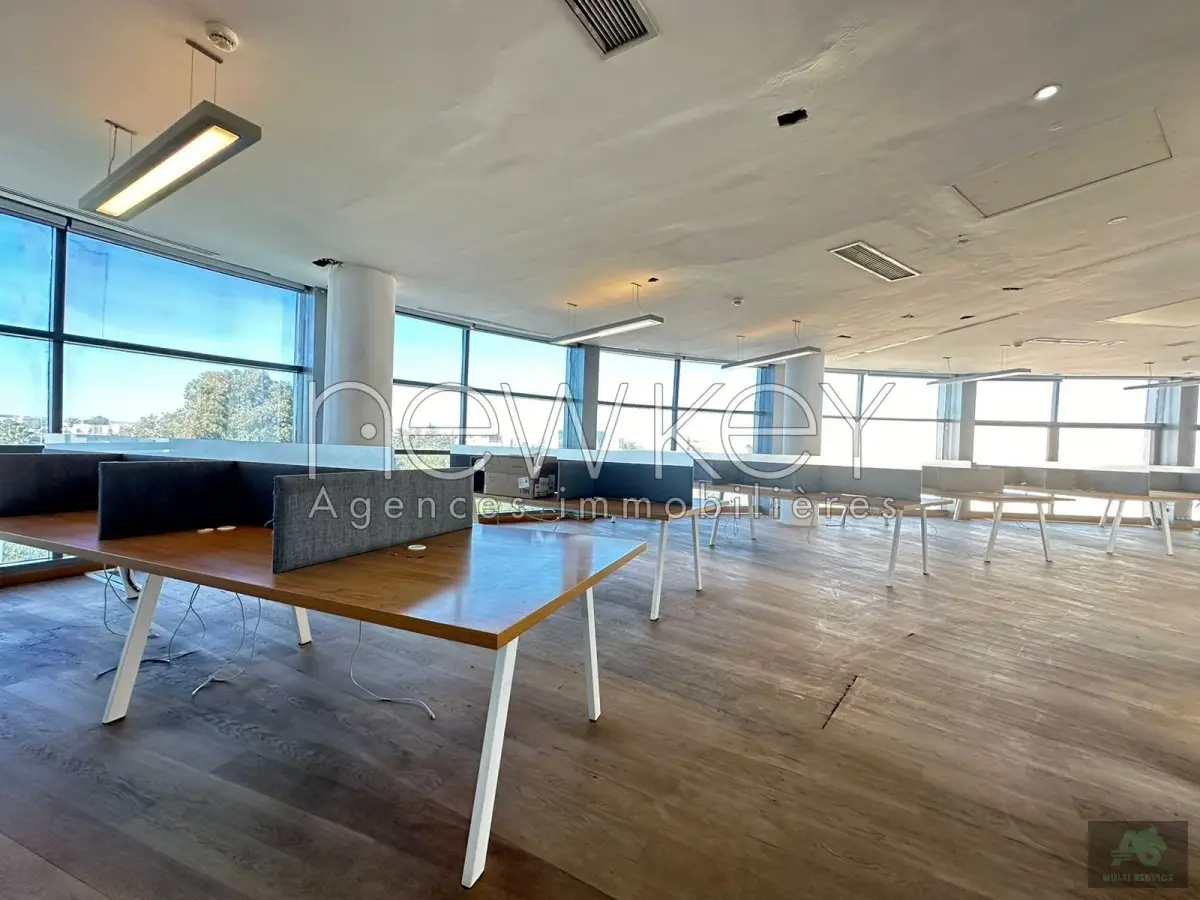 Bureau Open-space 200m² à louer au Lac 2