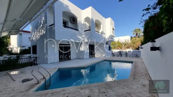 villa s+4 avec piscine à La Marsa