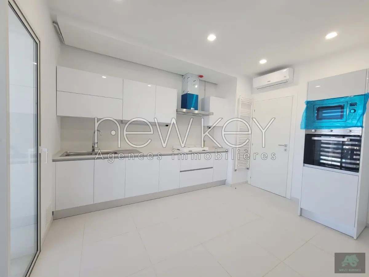 Un Appartement S+3 à vendre à La Soukra