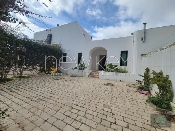 Une Maisonnette S+2 à louer à La Soukra