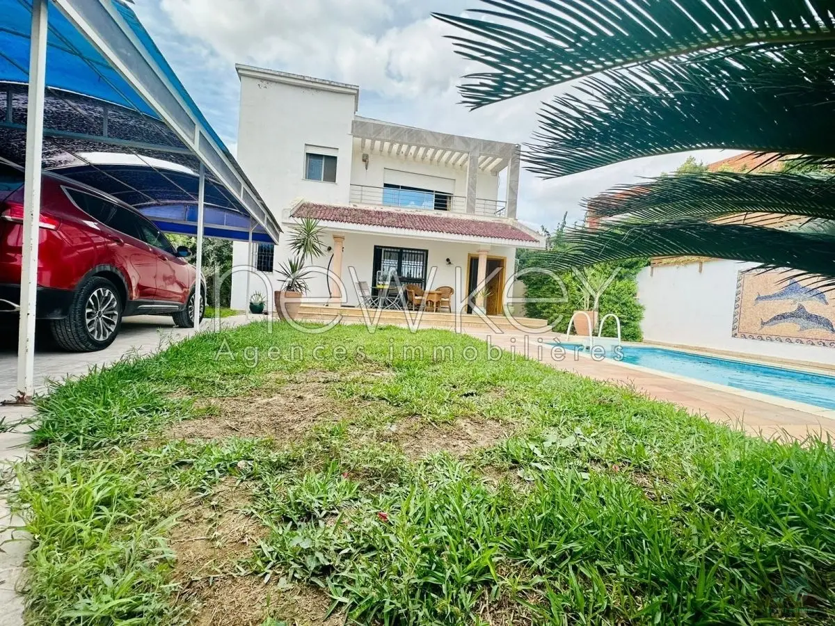 Une villa S+5 avec piscine à louer à La Soukra