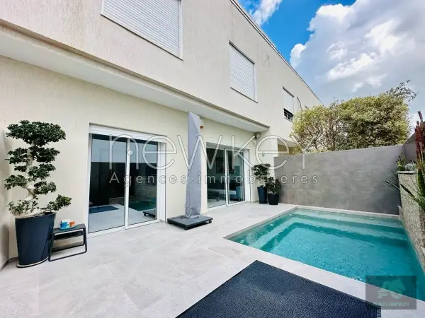 Une Villa en triplex S+5 avec piscine à vendre à La Soukra