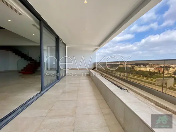Penthouse en duplex avec piscine à louer aux berges du lac 2