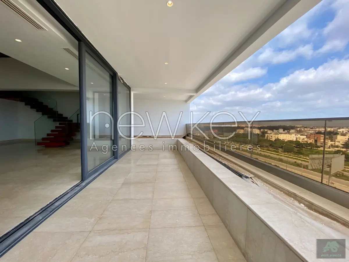 Penthouse en duplex avec piscine à louer aux berges du lac 2