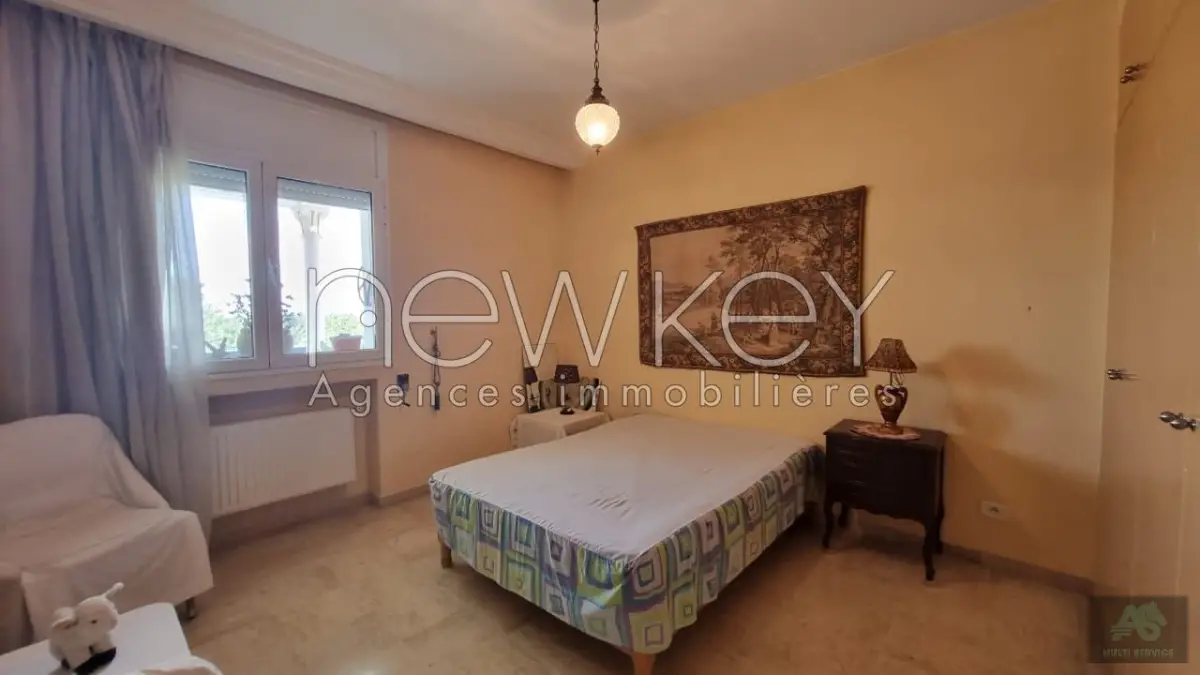 Bel appartement S+4 à Gammarth