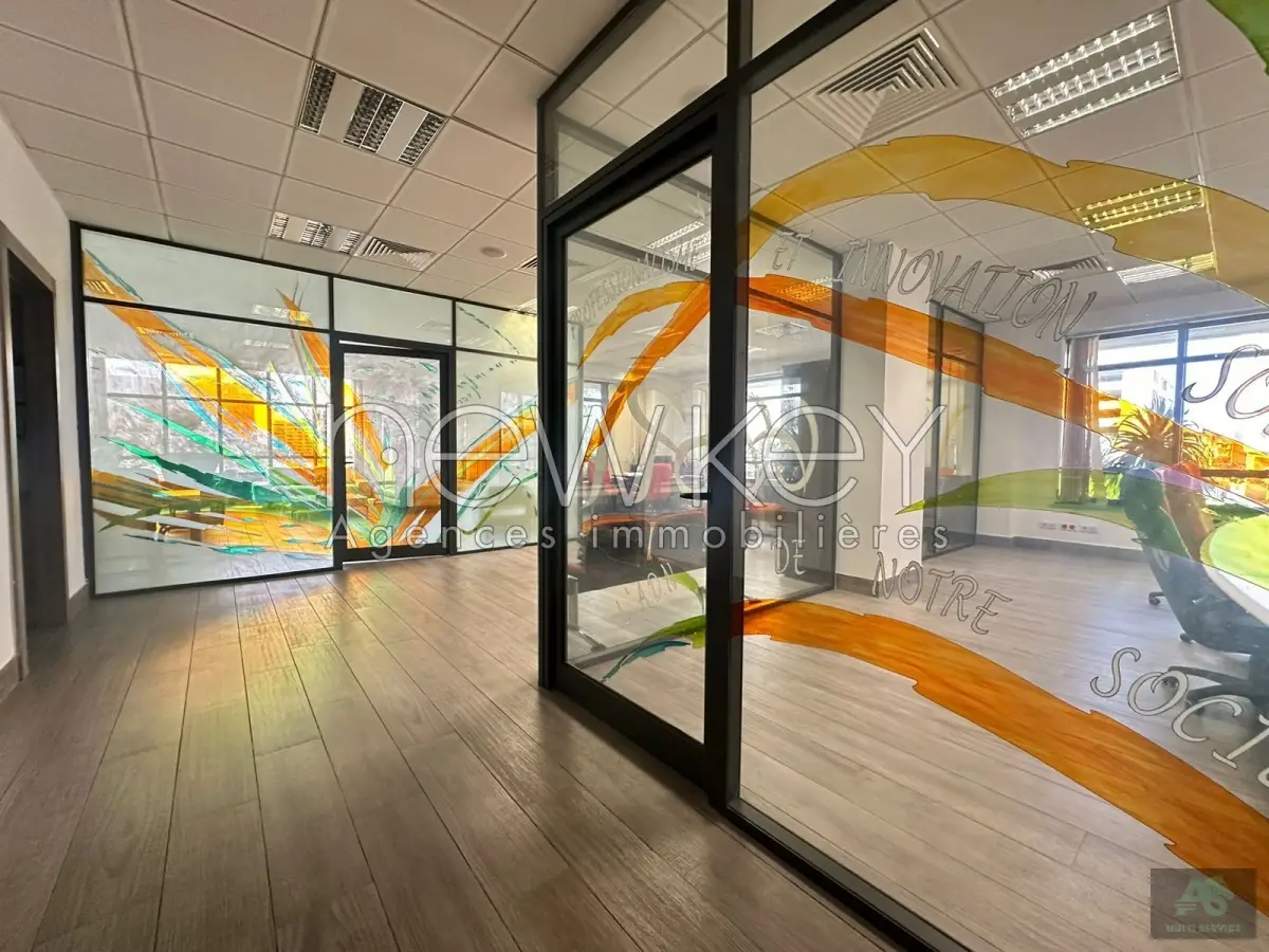 Bureau de 215 m² à louer au Lac 2