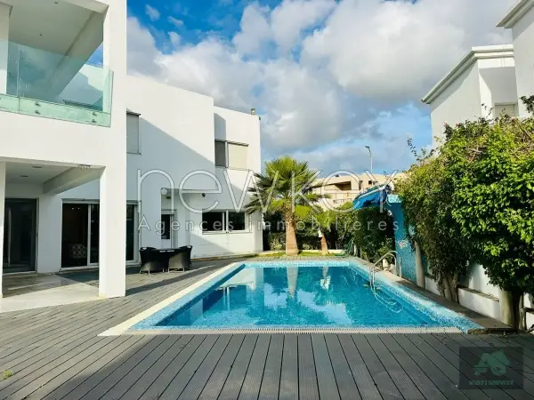 Villa avec piscine et jardin à louer au Lac 2