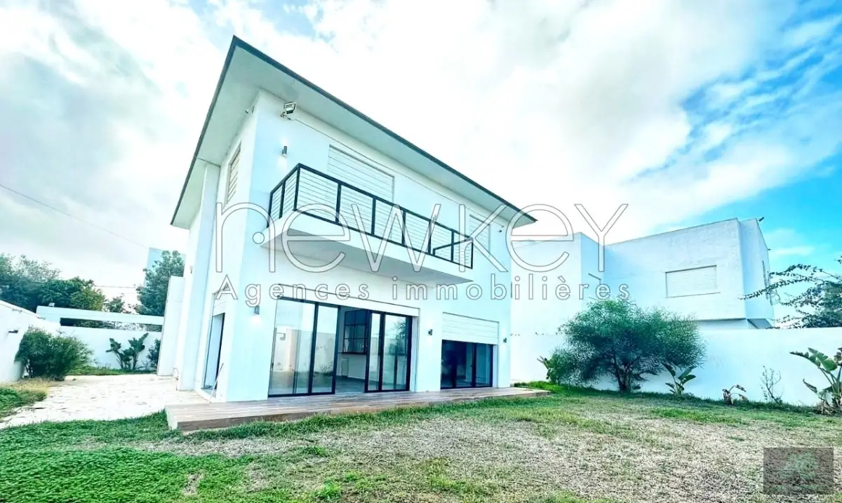 Une Villa indépendante S+4 à vendre à La Soukra