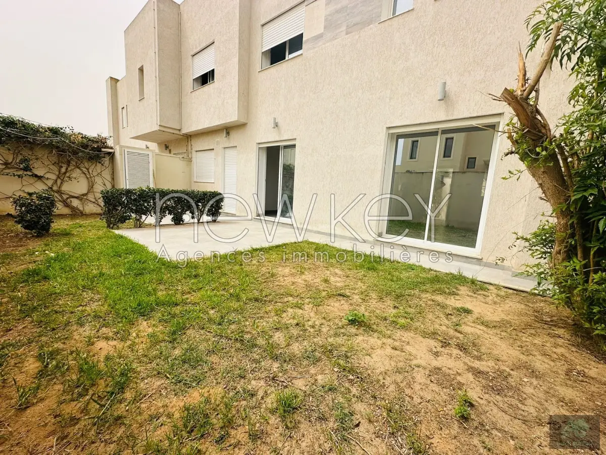 Duplex S+4 avec jardin à louer à La Soukra