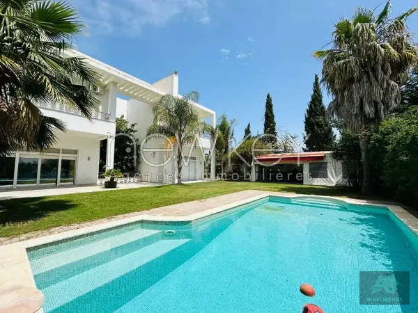 Une Belle Villa avec piscine à louer à La Soukra