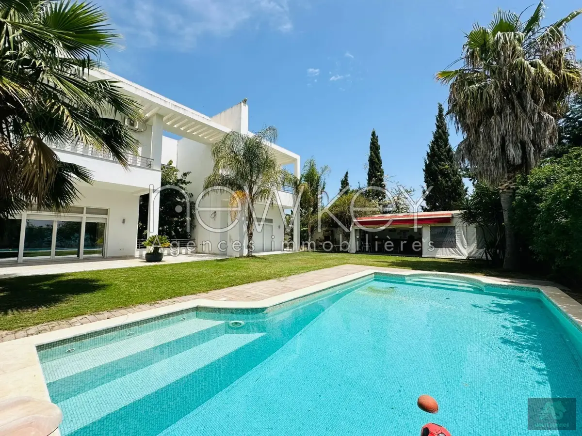 Une Belle Villa avec piscine à louer à La Soukra