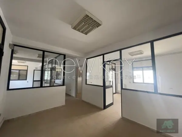 Immeuble de 1200m² à louer au lac 1