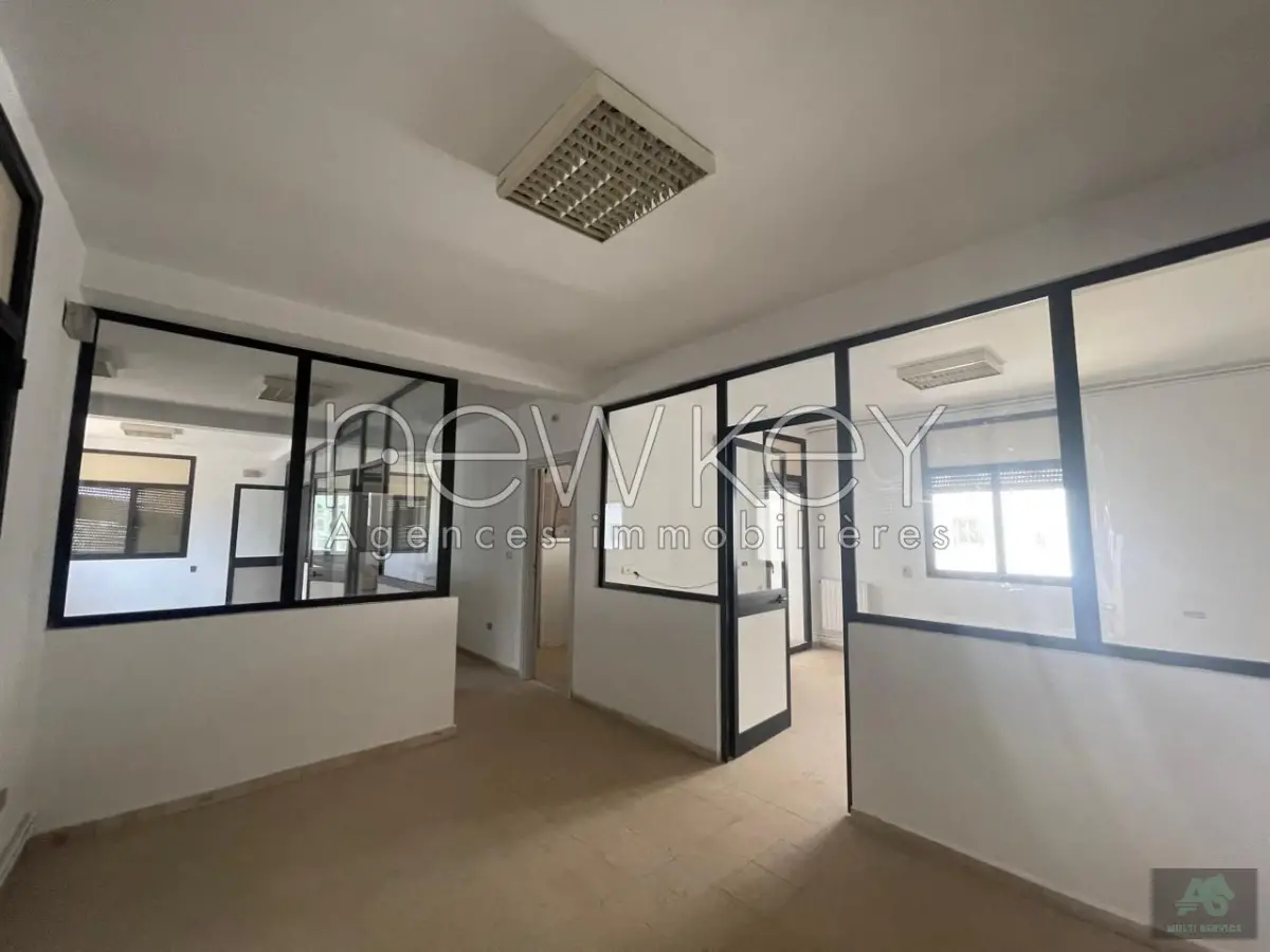 Immeuble de 1200m² à louer au lac 1