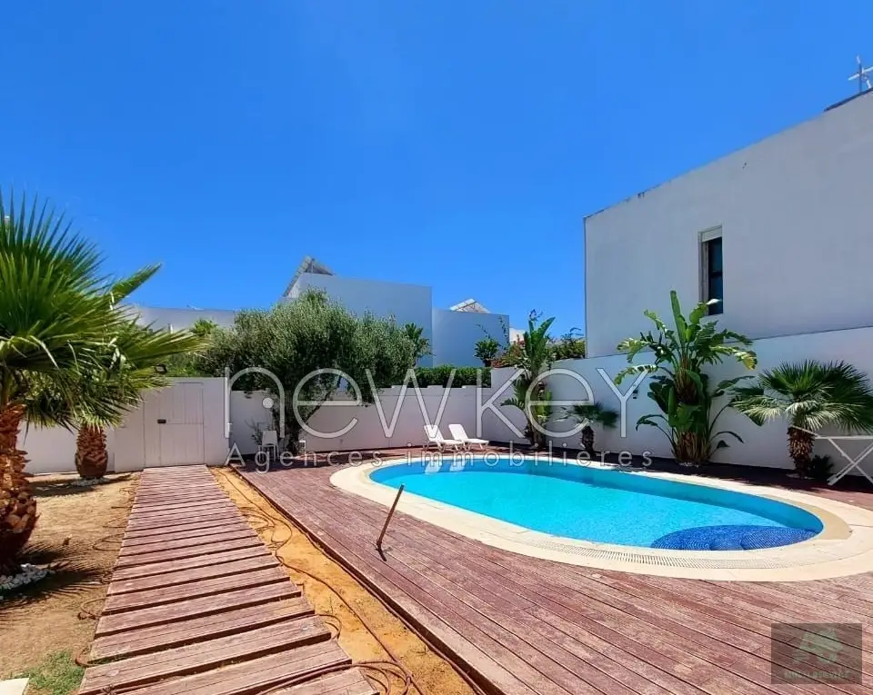 A vendre une villa s+5 avec piscine à Gammarth