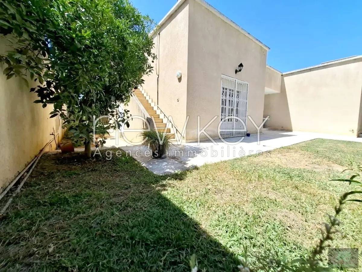 Une Villa S+4 avec jardin à louer à La Soukra