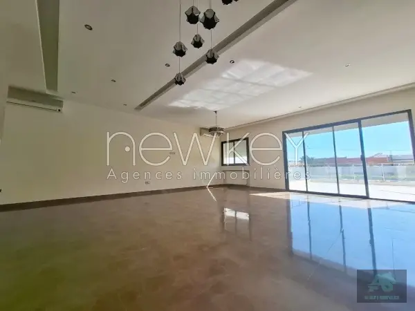 Un Etage de Villa S+3 à louer à La Soukra