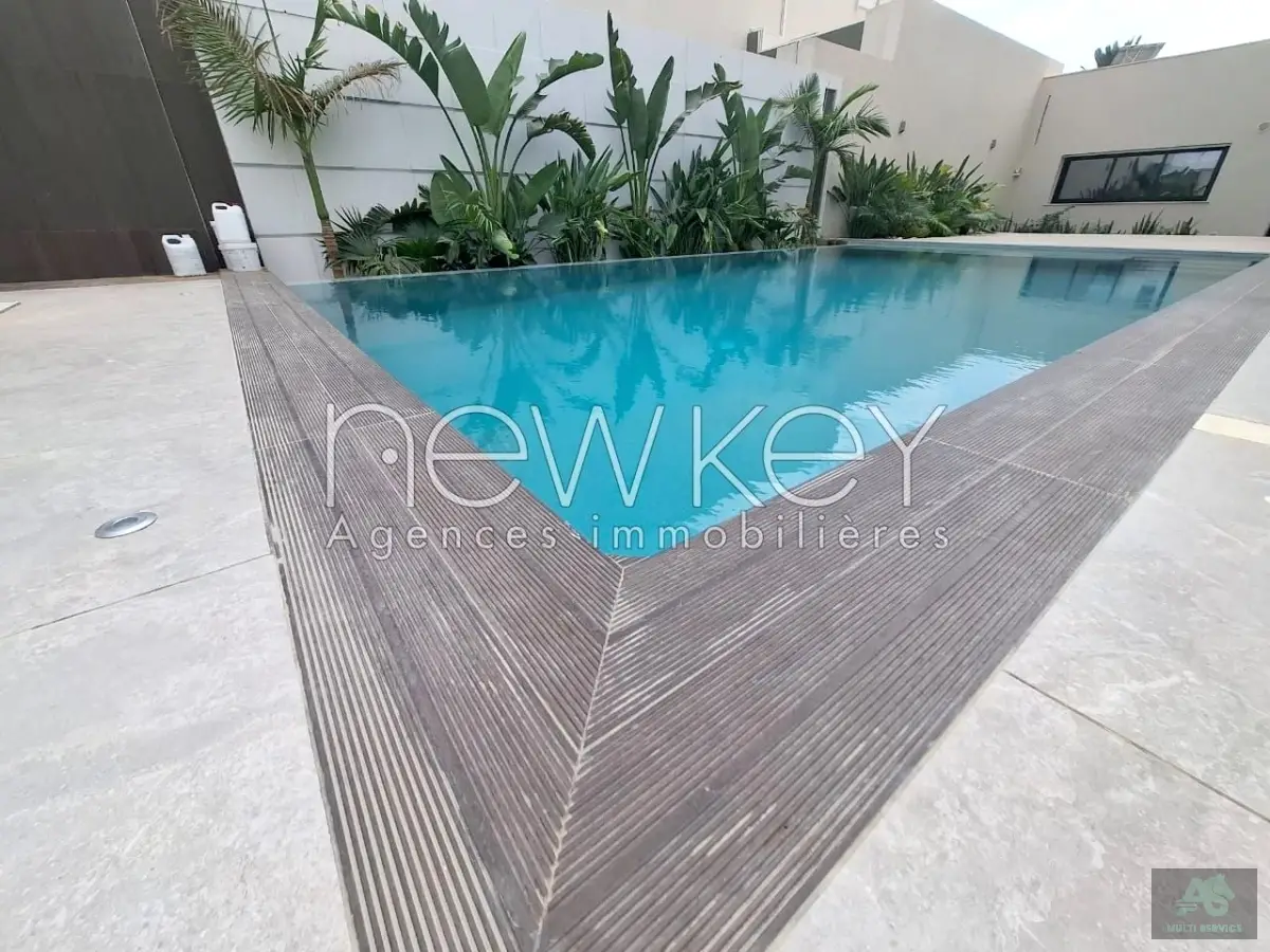 Une Splendide Villa S+6 avec piscine à La Soukra