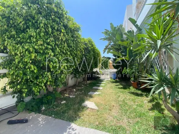 Villa avec piscine et jardin à usage bureautique à louer au Lac 2