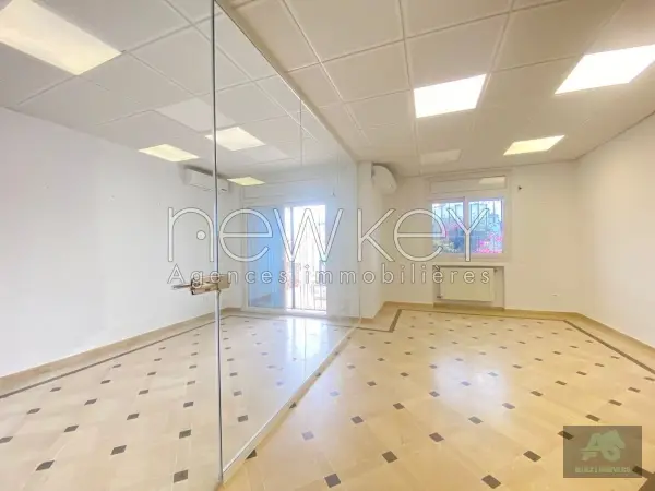 Un Triplex usage bureautique avec jardin à louer au Lac 1