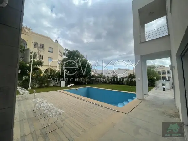 Villa avec piscine et jardin à louer au lac 2