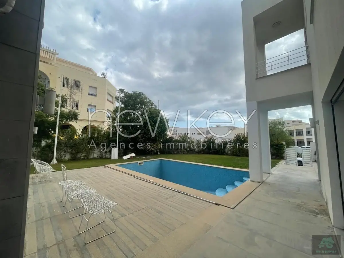 Villa avec piscine et jardin à louer au lac 2