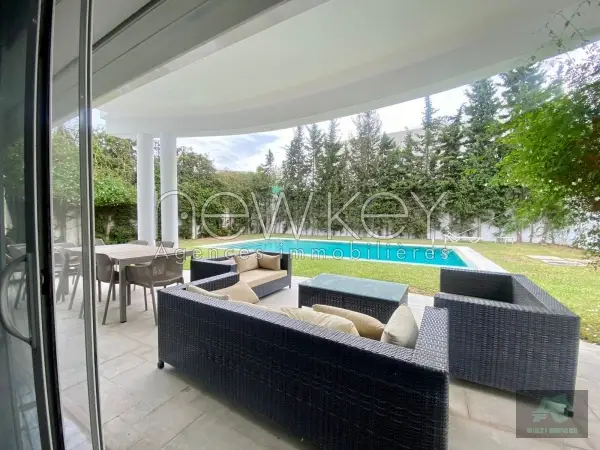 Villa avec piscine et jardin à louer au Lac 2