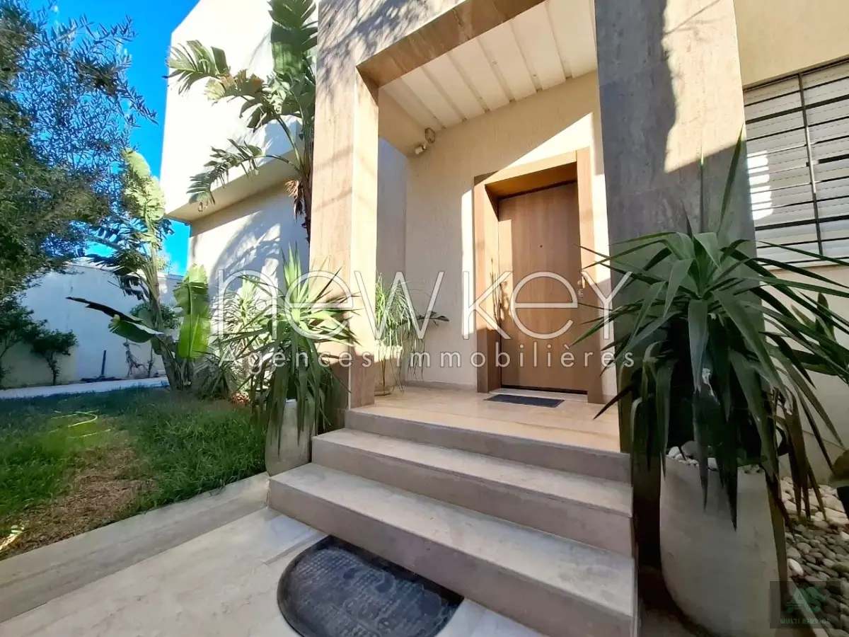 Une Coquette Villa S+4 avec piscine à vendre à La Soukra
