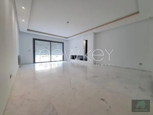Un Appartement S+3 à vendre à La Soukra