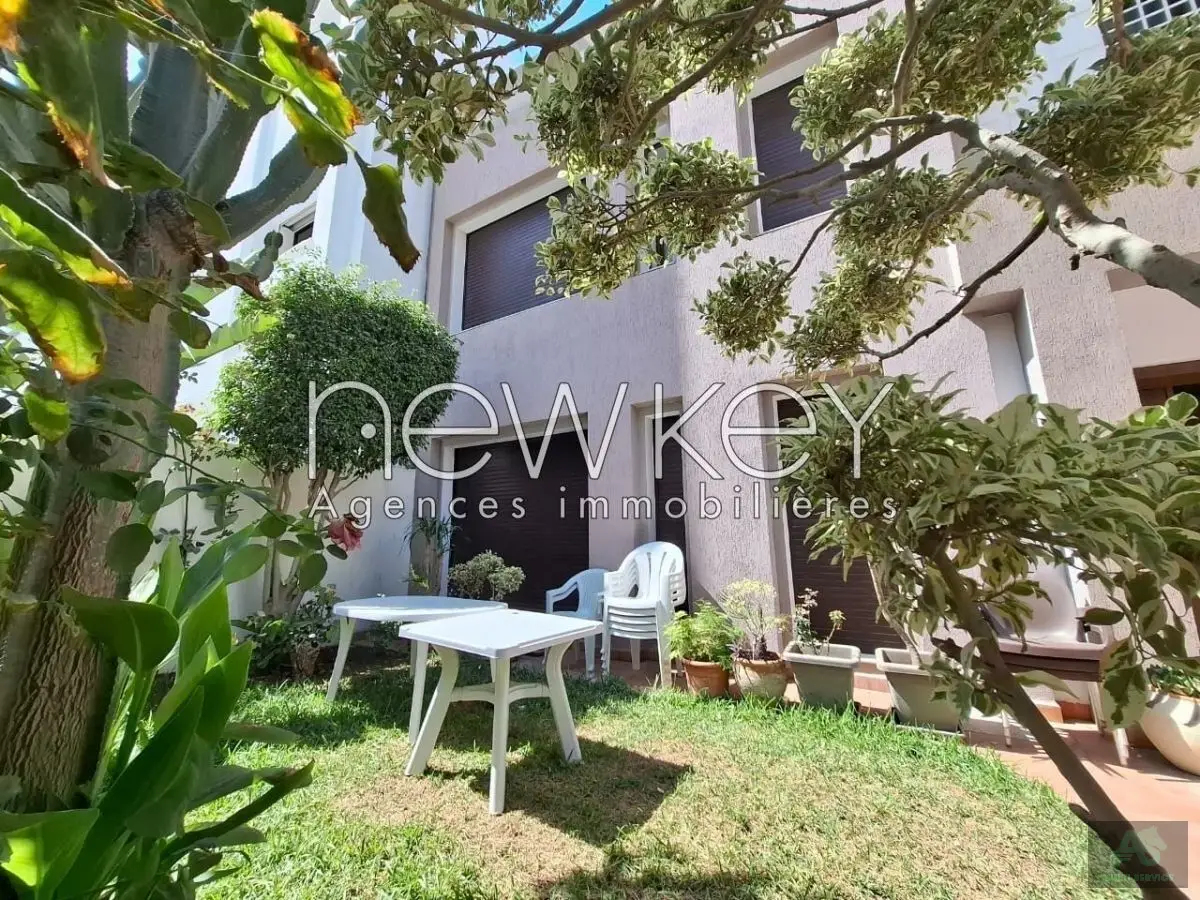 Une Belle Villa S+5 avec jardin à louer à L'Aouina