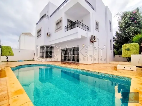 Une Superbe Villa avec piscine à louer Aux jardins de Carthage