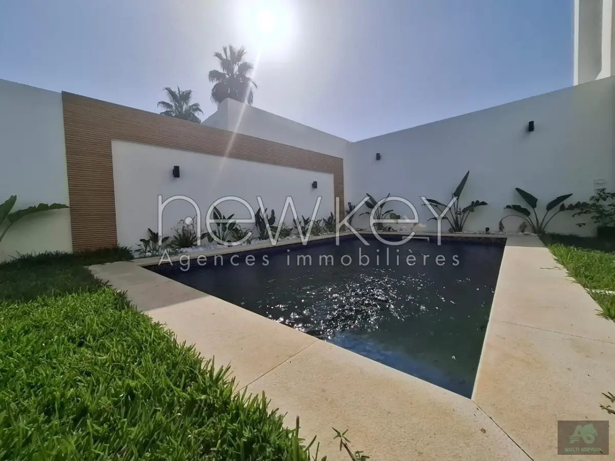 Une Villa S+5 avec piscine à vendre à La Soukra