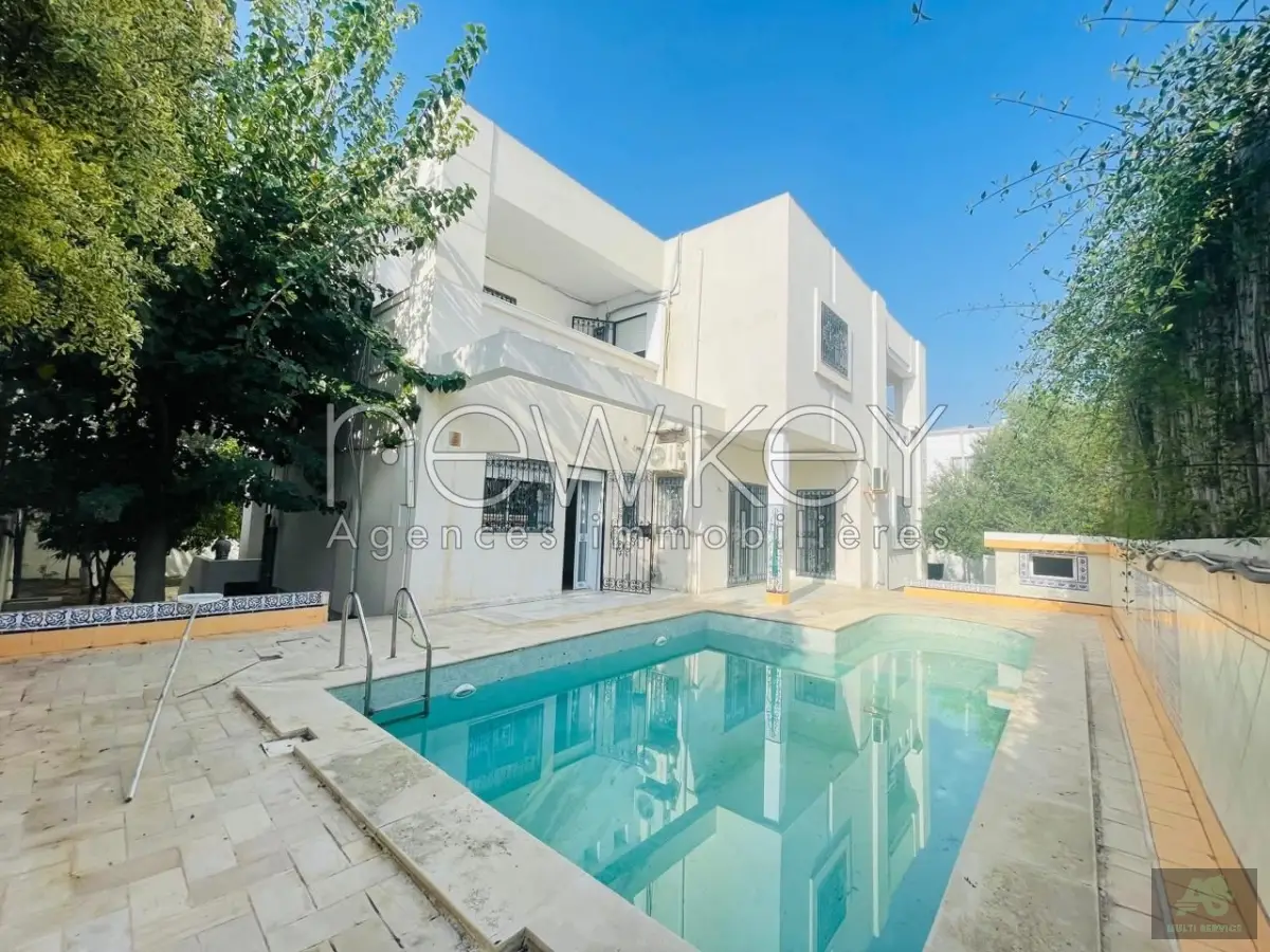 Villa avec piscine et jardin à louer au Berge du Lac 2